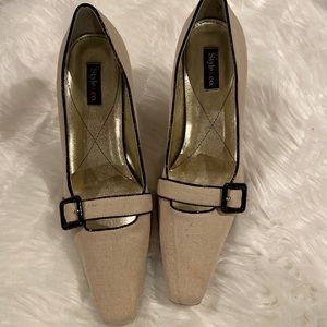 Adorable heel. Well maintained in shoe container.